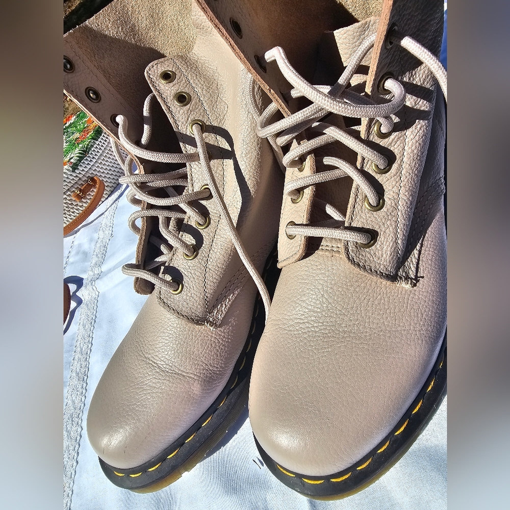 Authentic Dr. Martens 1460 Pascal Virginia Leather Boots – Parchment Beige - Picture 13 of 16